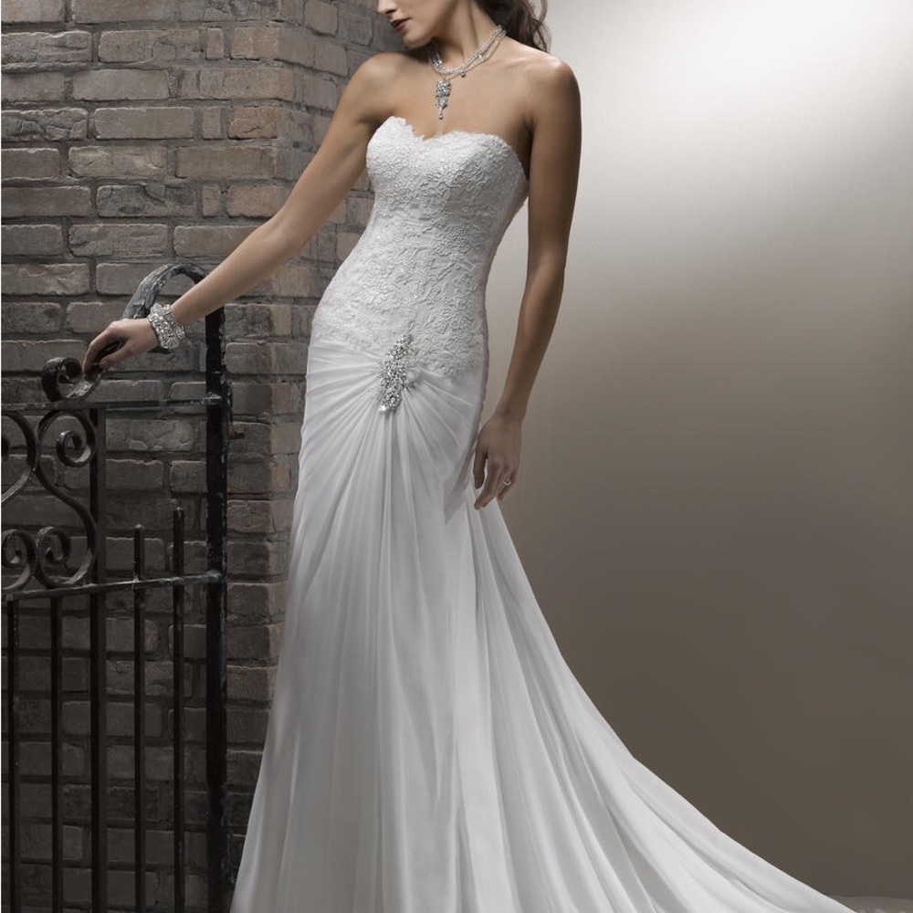 Maggie Sottero Mayla Ivory Wedding Dress - Size 4